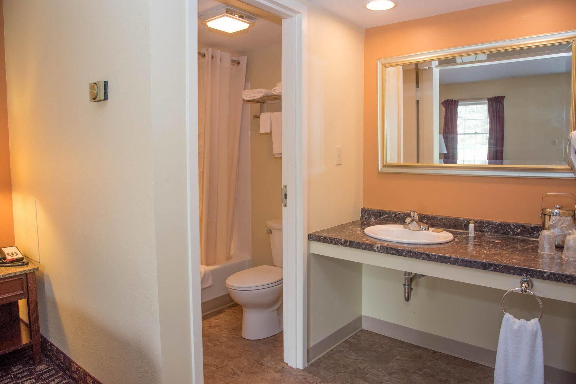 Colonnade Inn Lyndonville Kültér fotó